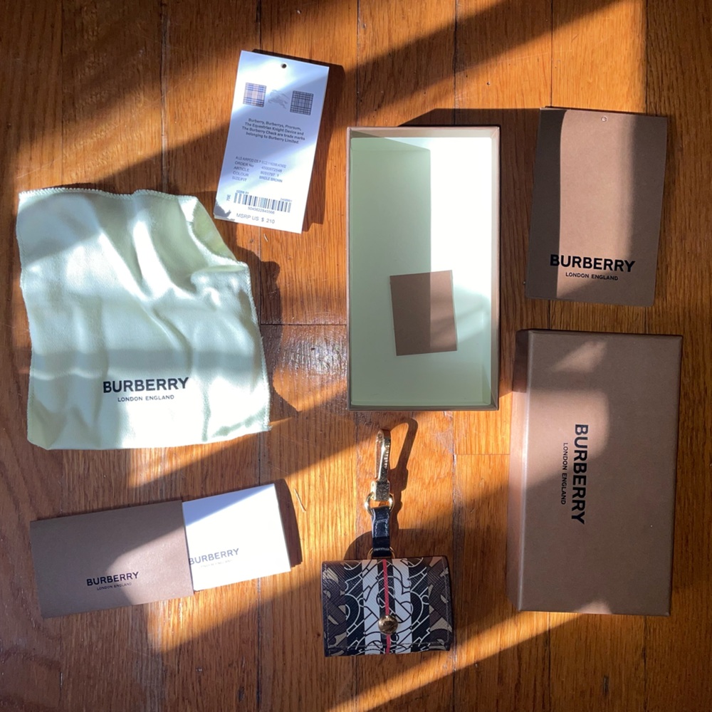 Burberry apple AirPod case